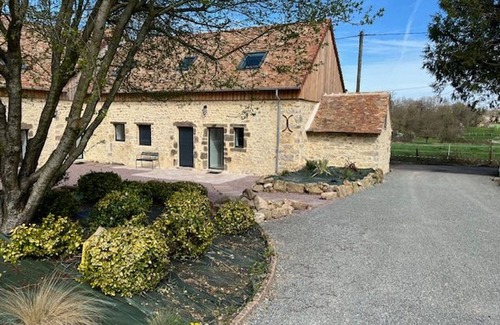 Coulaines Cottage | Charming Cottage Near Le Mans with Garden, TV, and Parking