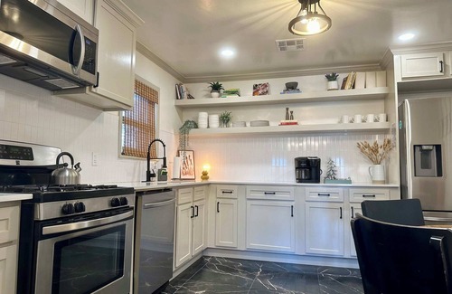 Edmond House | Charming Cottage Near UCO, Edmond