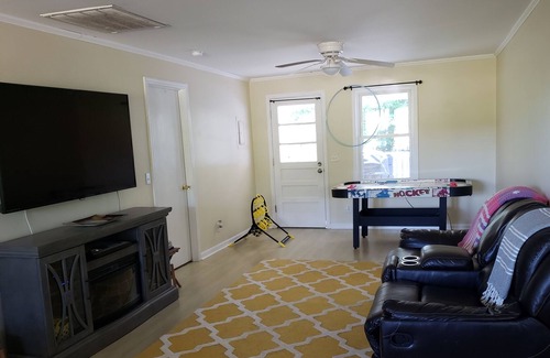 Shallotte House | Charming cottage nestled in its own half acre, 3 miles from Ocean Isle beach