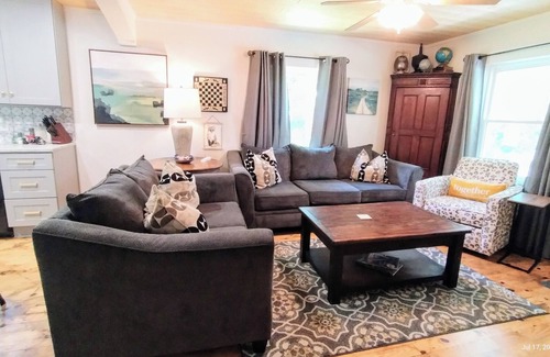 Gallant Cottage | Charming cottage Pet Friendly 1 BR Tranquil Steele Wifi