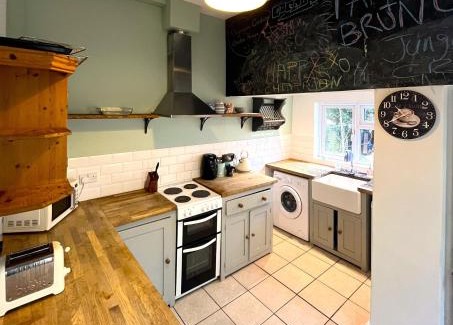 Horfield House | Charming cottage retreat with garden - sleeps 12