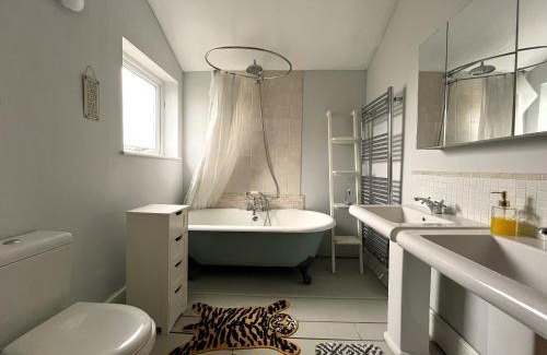 Horfield House | Charming cottage retreat with garden - sleeps 12