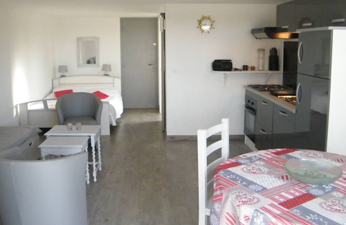 Montauriol Apartment | Charming cottage-studio for 2/3 people in a farmhouse of character with panoramic views.