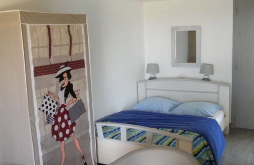 Montauriol Apartment | Charming cottage-studio for 2/3 people in a farmhouse of character with panoramic views.