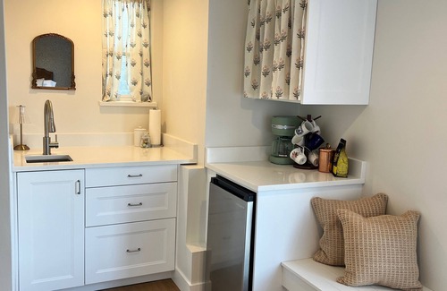 Gibsons Cottage | charming cottage suite perched just above the heart of Lower Gibsons