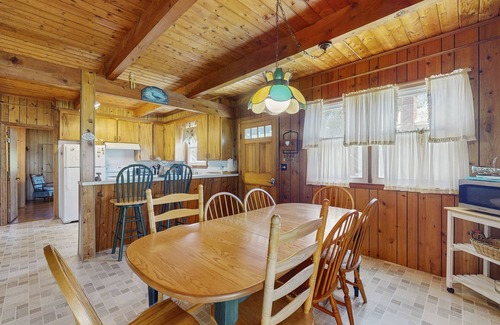 Kennebunkport House | Charming cottage with outdoor space, full kitchen, & WiFi - near beach