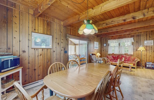 Kennebunkport House | Charming cottage with outdoor space, full kitchen, & WiFi - near beach