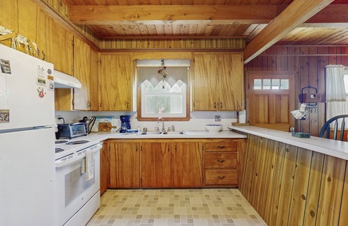 Kennebunkport House | Charming cottage with outdoor space, full kitchen, & WiFi - near beach