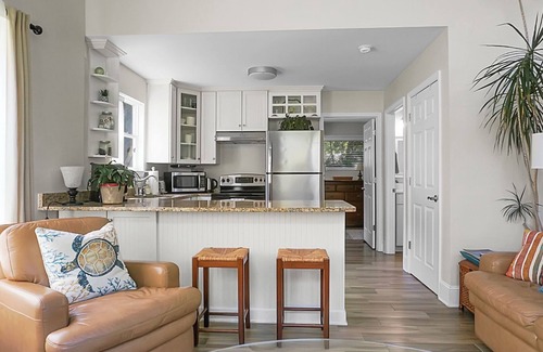 The Meadows Cottage | Charming cottage! Central to beach & downtown