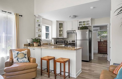 The Meadows Cottage | Charming cottage! Central to beach & downtown