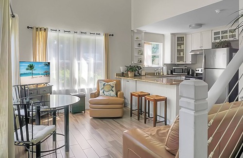 The Meadows Cottage | Charming cottage! Central to beach & downtown