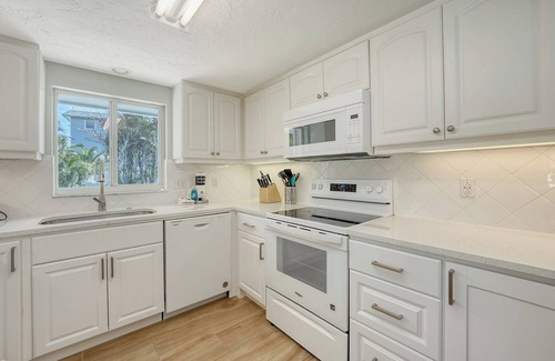 Anna Maria House | CHARMING COTTAGE W/HEATED POOL, Close to Gulf & Bay Beach, FREE WiFi/Trolley,.