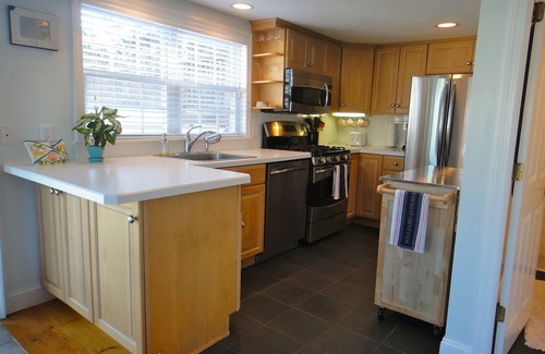 Newbury House | Charming Cottage w/Panoramic Roof-top Views! August 30 Week Available!