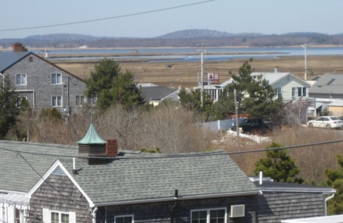 Newbury House | Charming Cottage w/Panoramic Roof-top Views! August 30 Week Available!