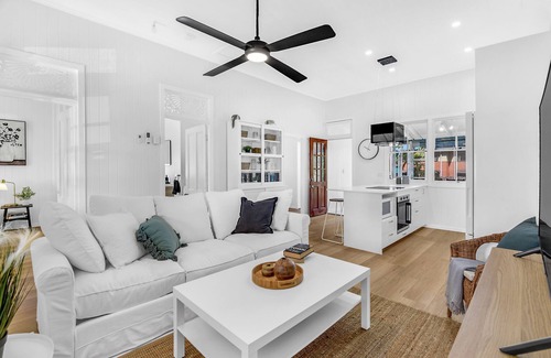 Southport House | Charming Cottage, Walk To Broadwater and Pet Friendly