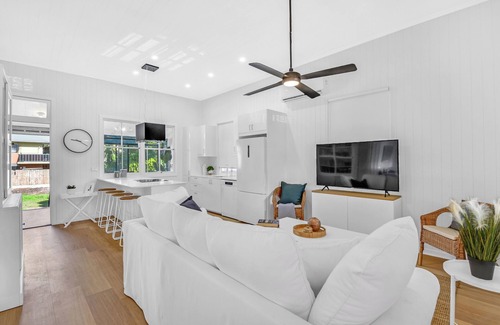 Southport House | Charming Cottage, Walk To Broadwater and Pet Friendly