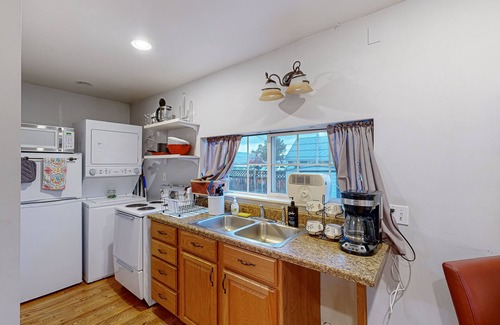 Polson House | Charming cottage, walking distance to Flathead Lake with WiFi, washer/dryer