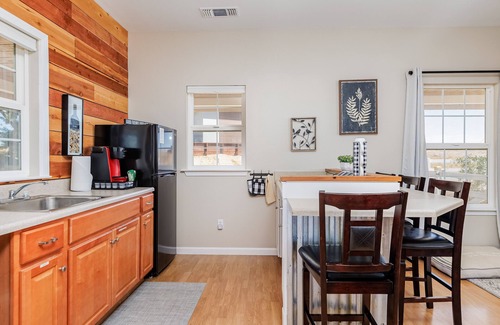 Paso Robles Cottage | Charming cottage with beautiful vineyard views, BBQ, & bocce ball court