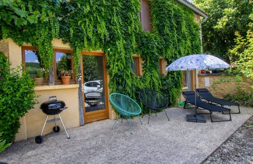 Daglan Cottage | Charming Cottage with Fireplace, Terrace, and Close to Dordogne Attractions