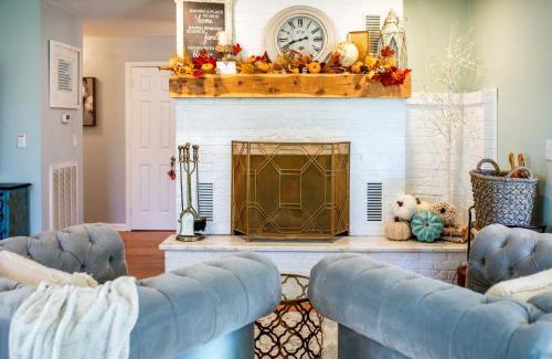 Chickamauga House | Charming Cottage with Hot Tub 15 Mi to Chattanooga!
