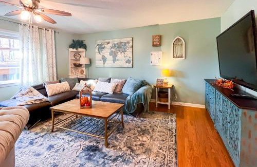 Chickamauga House | Charming Cottage with Hot Tub 15 Mi to Chattanooga!