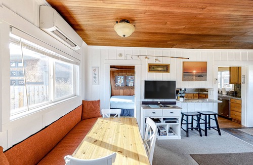 Manzanita Cottage | Charming cottage with WiFi & AC - 1/4 mile from the beach (MCA #1213)