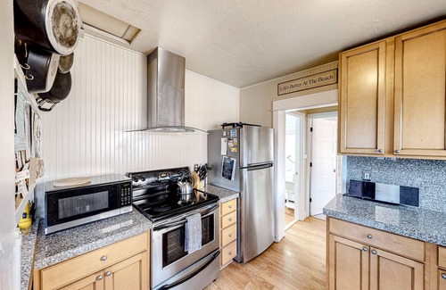 Manzanita Cottage | Charming cottage with WiFi & AC - 1/4 mile from the beach (MCA #1213)