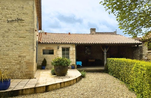 Jauldes Cottage | Charming Cottage with Wi-Fi, Baby Gear, and Terrace near Owners' Home