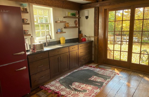 Newtown Cottage | Charming Country Cottage w pool and pickleball court