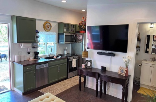Nampa Apartment | Charming country cottage has private patio, hot tub & many other amenities.