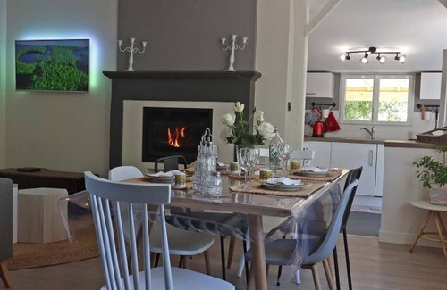 Joue-du-Plain Cottage | Charming Country House: Fireplace, Terrace, WiFi, Outdoor Games, Electric Charging, Near Fishing Spots