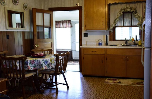 Luray House | Charming Country Home, Beautiful Mountain Views, Near Vacation Activities.