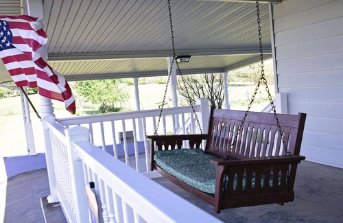 Luray House | Charming Country Home, Beautiful Mountain Views, Near Vacation Activities.