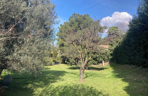 14th Arrondissement House | Charming country house in wooded grounds. A country feel in the city!