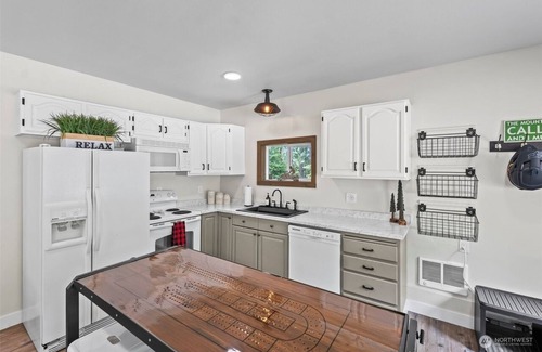 Cle Elum Cabin | Charming cozy 2-bedroom cabin near charming and historic Roslyn with WiFi