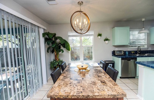 Wetmore House | Charming Cozy 3-bedroom house UTSA/6 Flags/Riverwalk/SeaWorld in San Antonio
