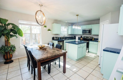 Wetmore House | Charming Cozy 3-bedroom house UTSA/6 Flags/Riverwalk/SeaWorld in San Antonio