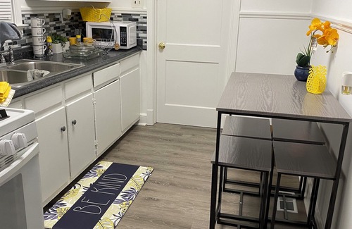 Mosby House | Charming, Cozy 3-bedroom Home in Richmond with WiFi and AC