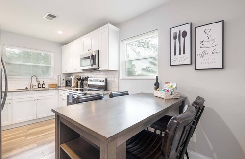 Sharonbrook House | Charming & Cozy 4BR in SouthPark