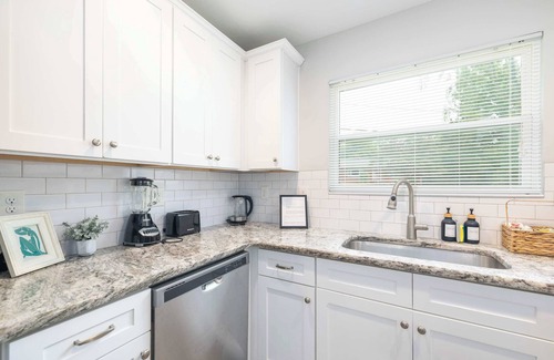 Sharonbrook House | Charming & Cozy 4BR in SouthPark