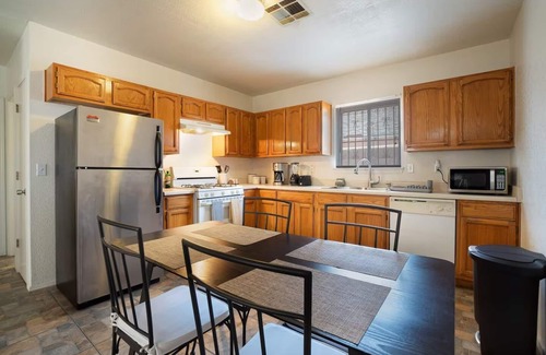 Biggs Field House | Charming & Cozy ~ 5★ Location ~ Backyard ~ Parking