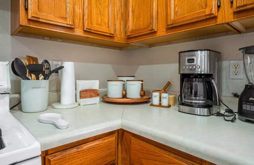 Biggs Field House | Charming & Cozy ~ 5★ Location ~ Backyard ~ Parking