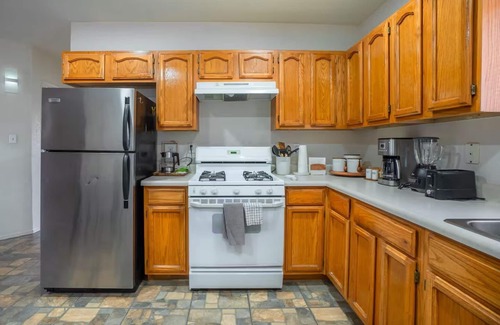 Biggs Field House | Charming & Cozy ~ 5★ Location ~ Backyard ~ Parking