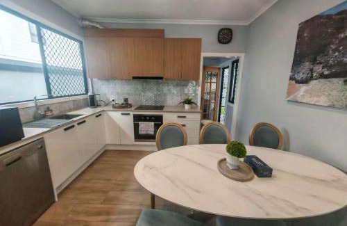 Cannon Hill House | Charming Cozy Character Holiday House Cannon Hill 15 mins away from Brisbane CBD