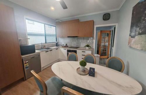 Cannon Hill House | Charming Cozy Character Holiday House Cannon Hill 15 mins away from Brisbane CBD