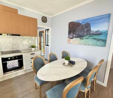 Cannon Hill House | Charming Cozy Character Holiday House Cannon Hill 15 mins away from Brisbane CBD
