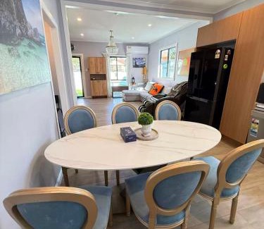 Cannon Hill House | Charming Cozy Character Holiday House Cannon Hill 15 mins away from Brisbane CBD