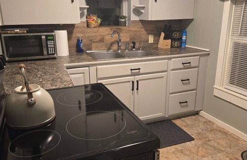 Atlanta House | Charming Cozy Cottage: 2-bedroom house with WiFi, AC in delightful Atlanta