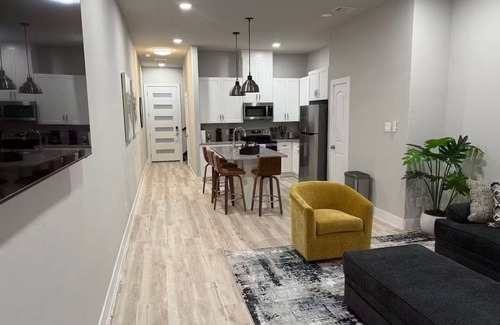 Southeast Houston Apartment | Charming Cozy Duplex! Room for 12 Central Houston