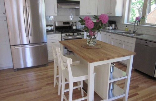 Willard House | Charming Craftsman Retreat- 5 minute walk to Willard Beach- 30 night minimum